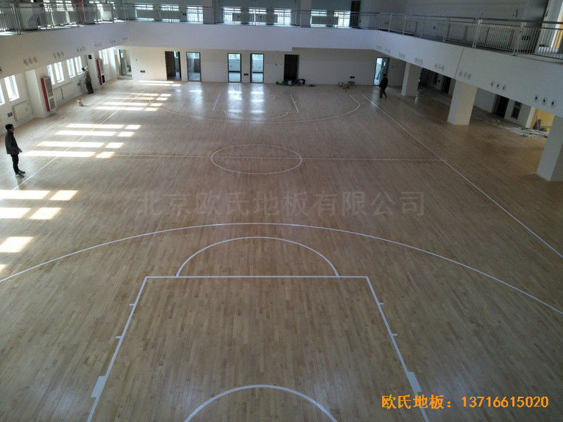天津一號路四十八中籃球館運(yùn)動木地板施工案例5