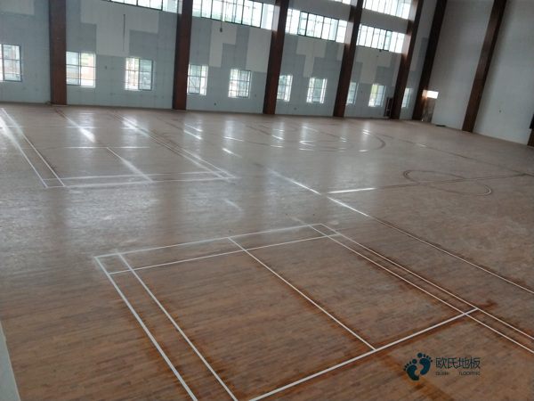 大學(xué)運(yùn)動地板施工隊(duì)2