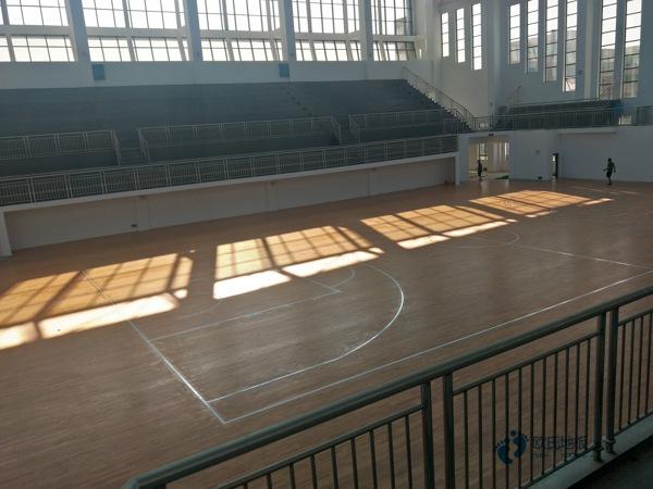 大學(xué)運(yùn)動籃球木地板價格多少