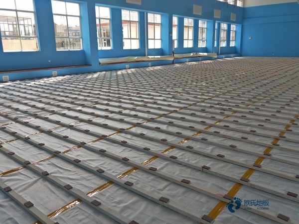 大學(xué)運(yùn)動(dòng)籃球木地板造價(jià)